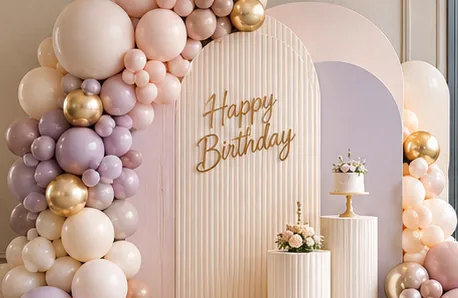 Mampara arqueada con arco de globos en tonos pastel