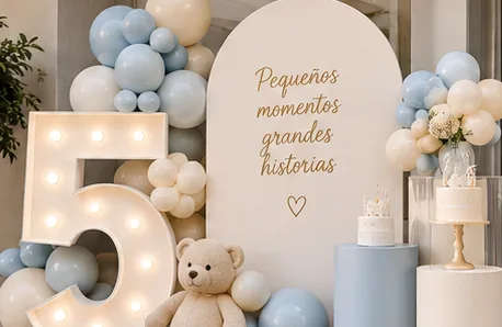 Número luminoso con globos y elementos decorativos