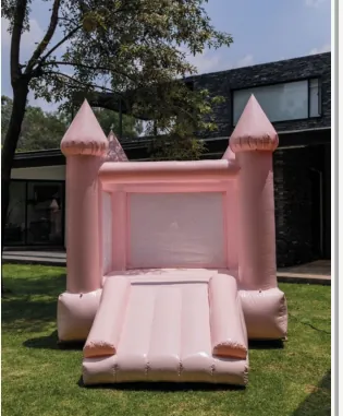 Inflable Castillo Rosa con torres y resbaladilla