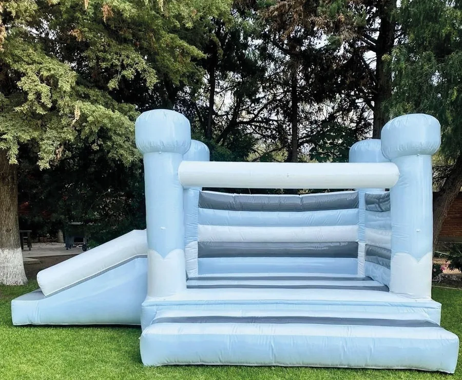 Inflable Nubes XL en azul y blanco con resbaladilla