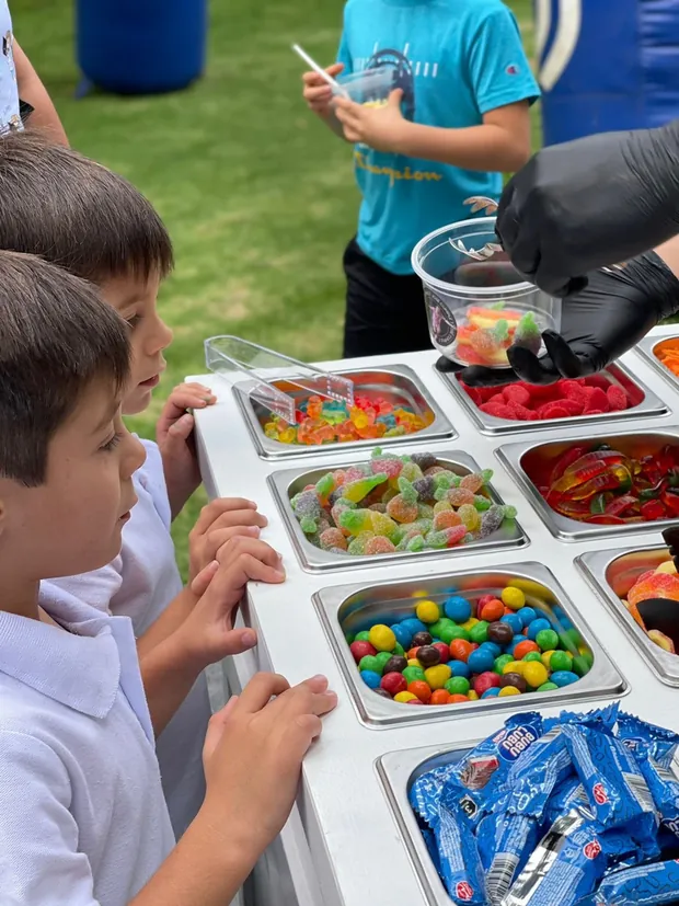 Estación de snack bar con dulces y botanas