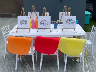Mesa con caballetes y lienzos preparados para pintar
