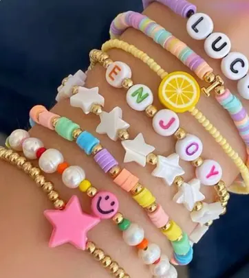 Pulseras de cuentas de colores con letras y figuras